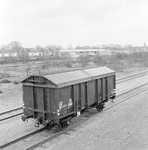 859383 Afbeelding van de gesloten goederenwagen 2184 560 1 013-9 (type T) van de N.S. te Amersfoort.